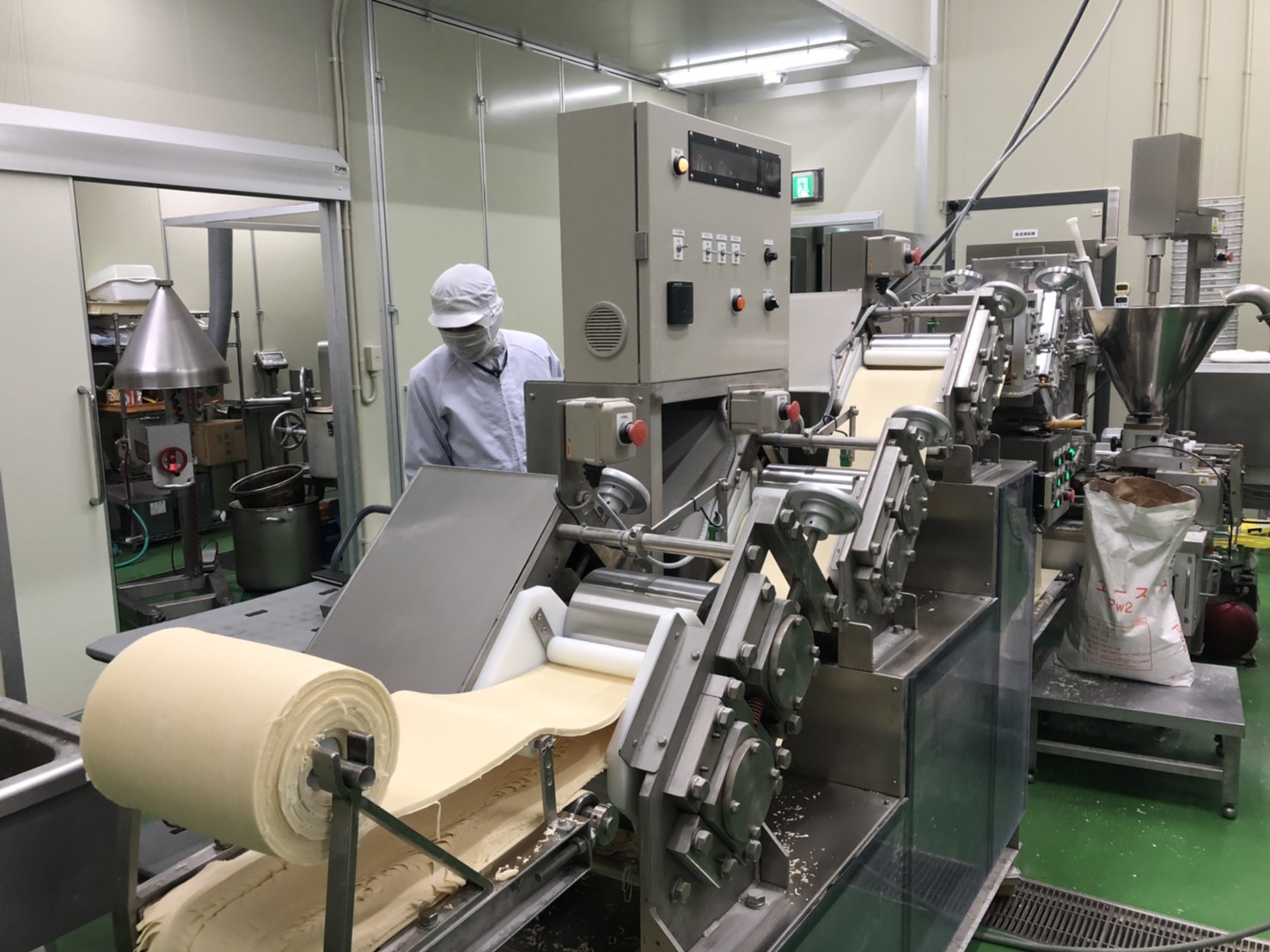 作業員による製麺