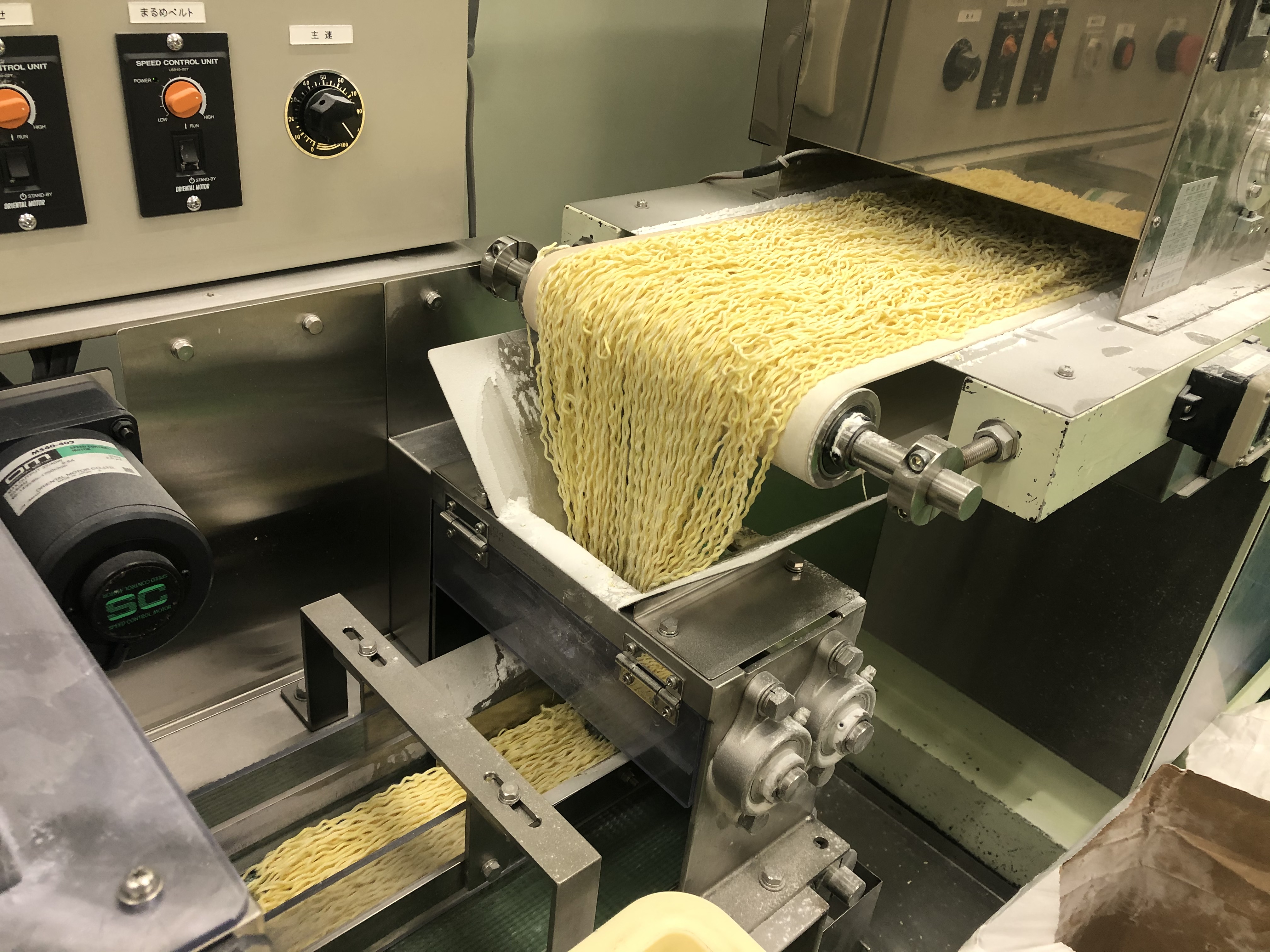 製麺機で切り出される自家製麺